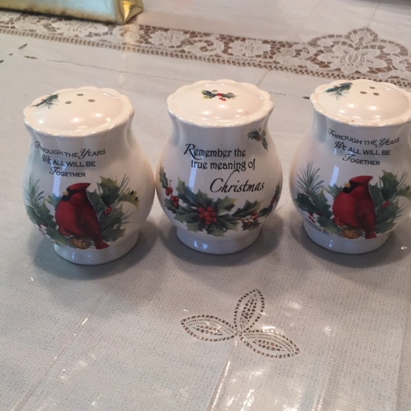 Vintage Xmas -2 Salt shakers & 1 Pepper - Picture 2 of 7